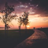 Strandspaziergang bei Sonnenuntergang