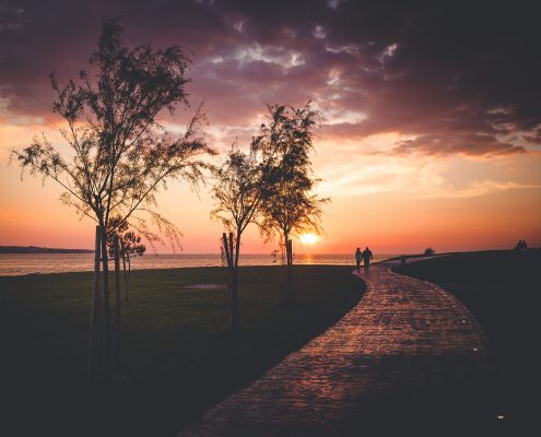 Strandspaziergang bei Sonnenuntergang